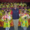 На церемонии награждения после успешного выступления учеников в Китае